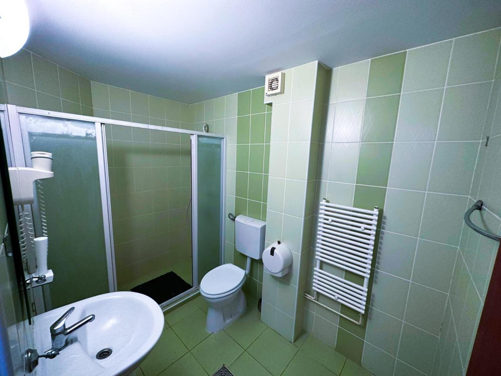 Shamrock Inn Jászvásár Kültér fotó